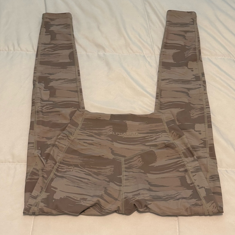 Alphalete Surface Pocket Leggings - Picture 6 of 12